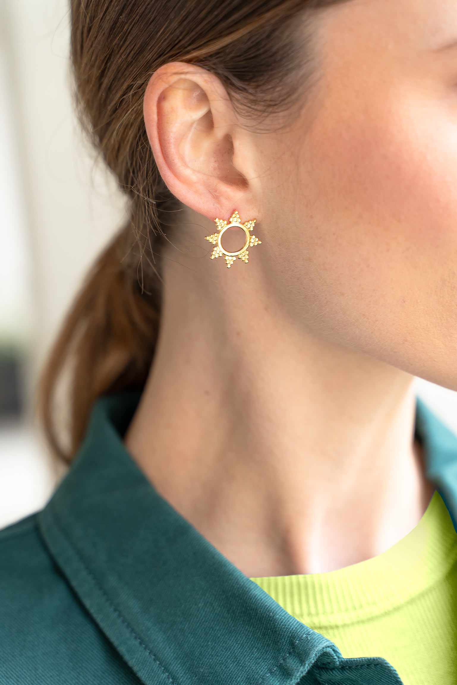 Aurora_Earrings_on_fig_gold_c.jpg