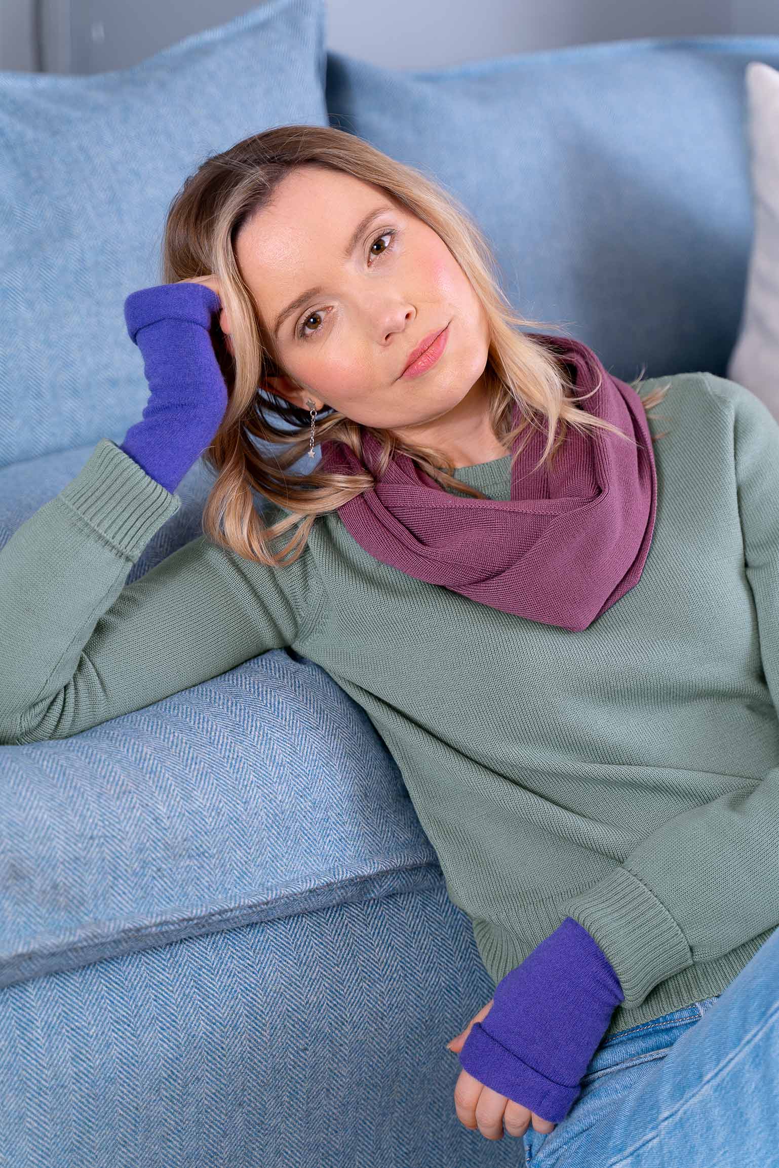 merino_infinity_scarf_on_fig_tulipwood_b.jpg