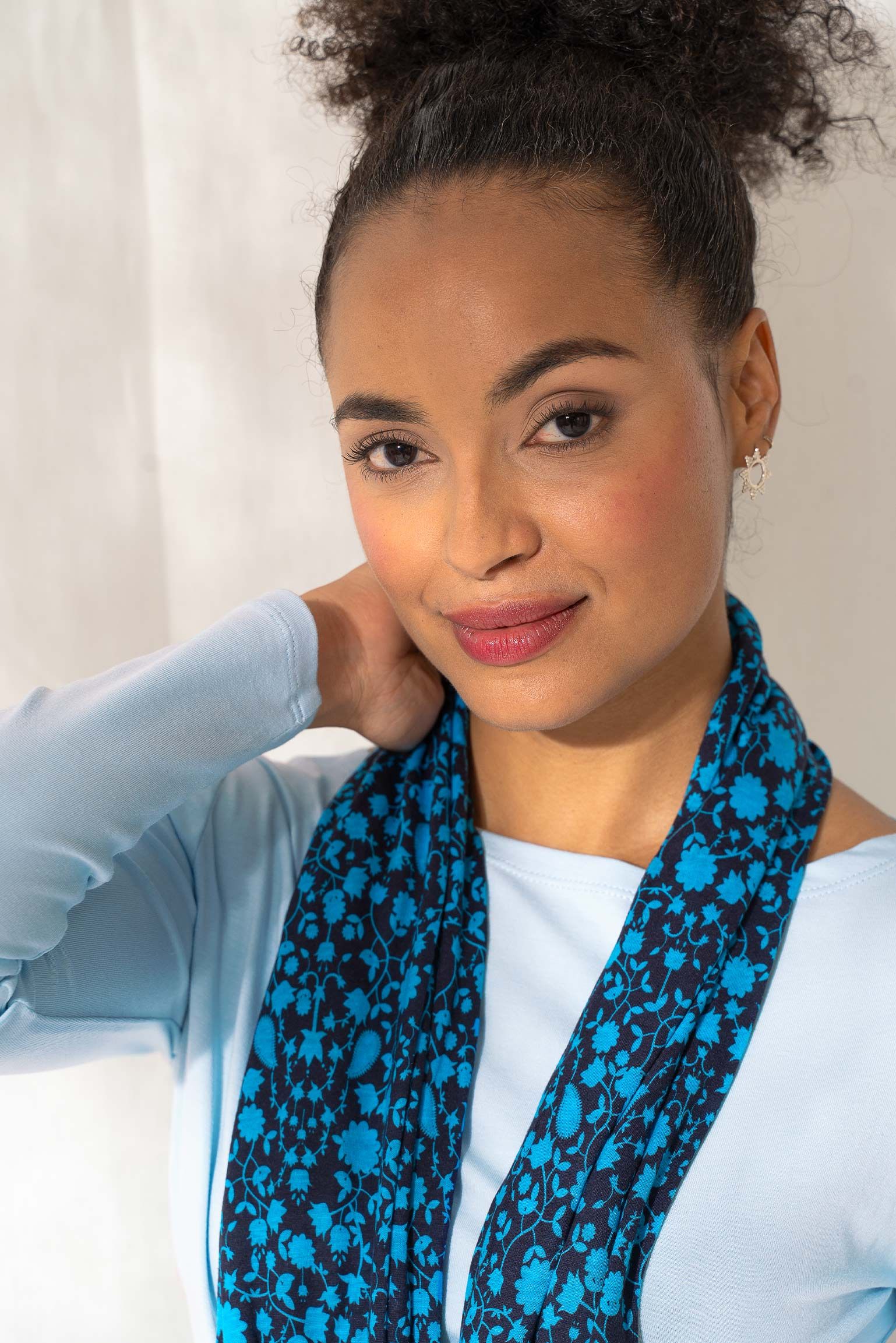 print_infinity_scarf_on_fig_indigo_d.jpg