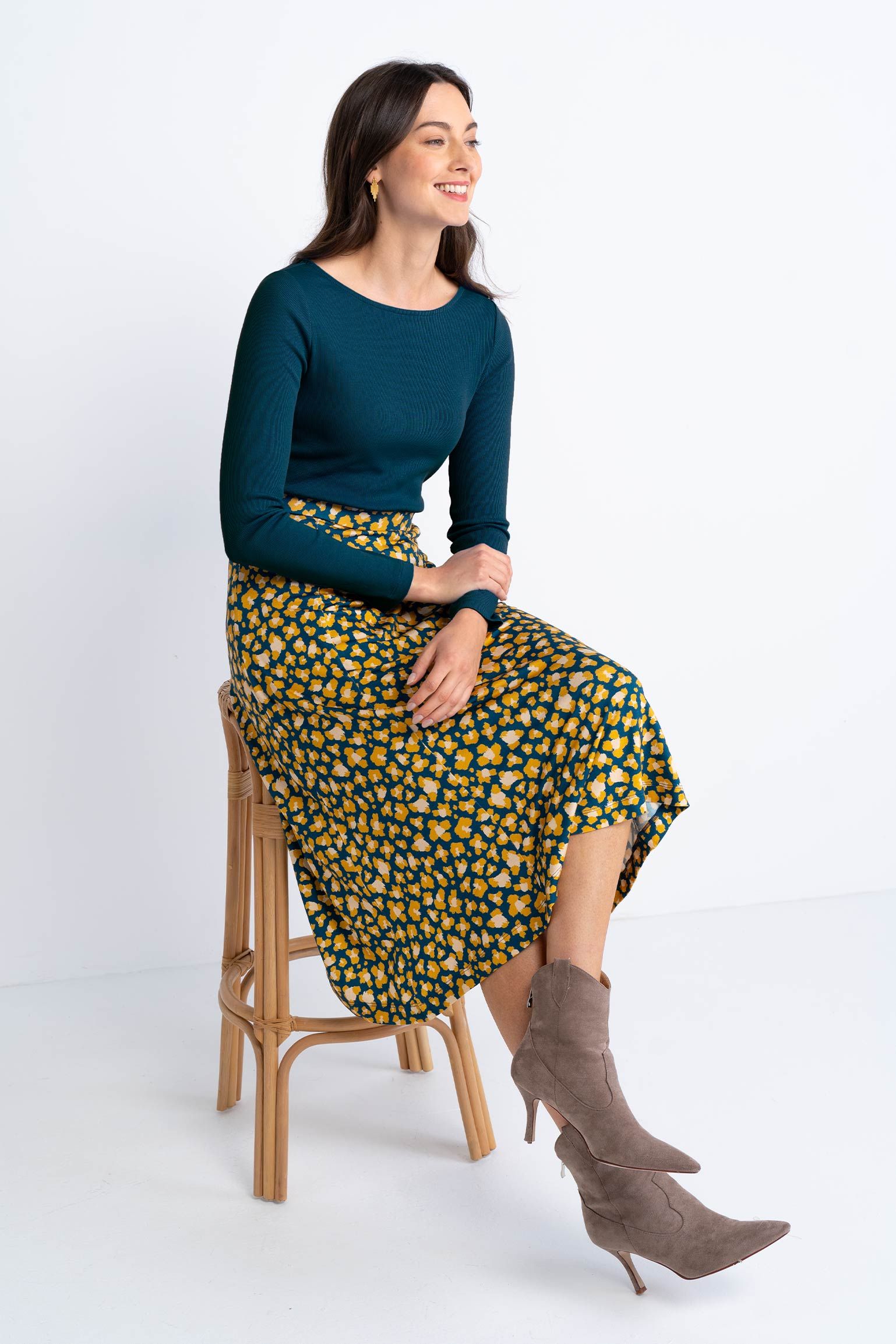 nikki_print_skirt_on_fig_marine_navy_a.jpg