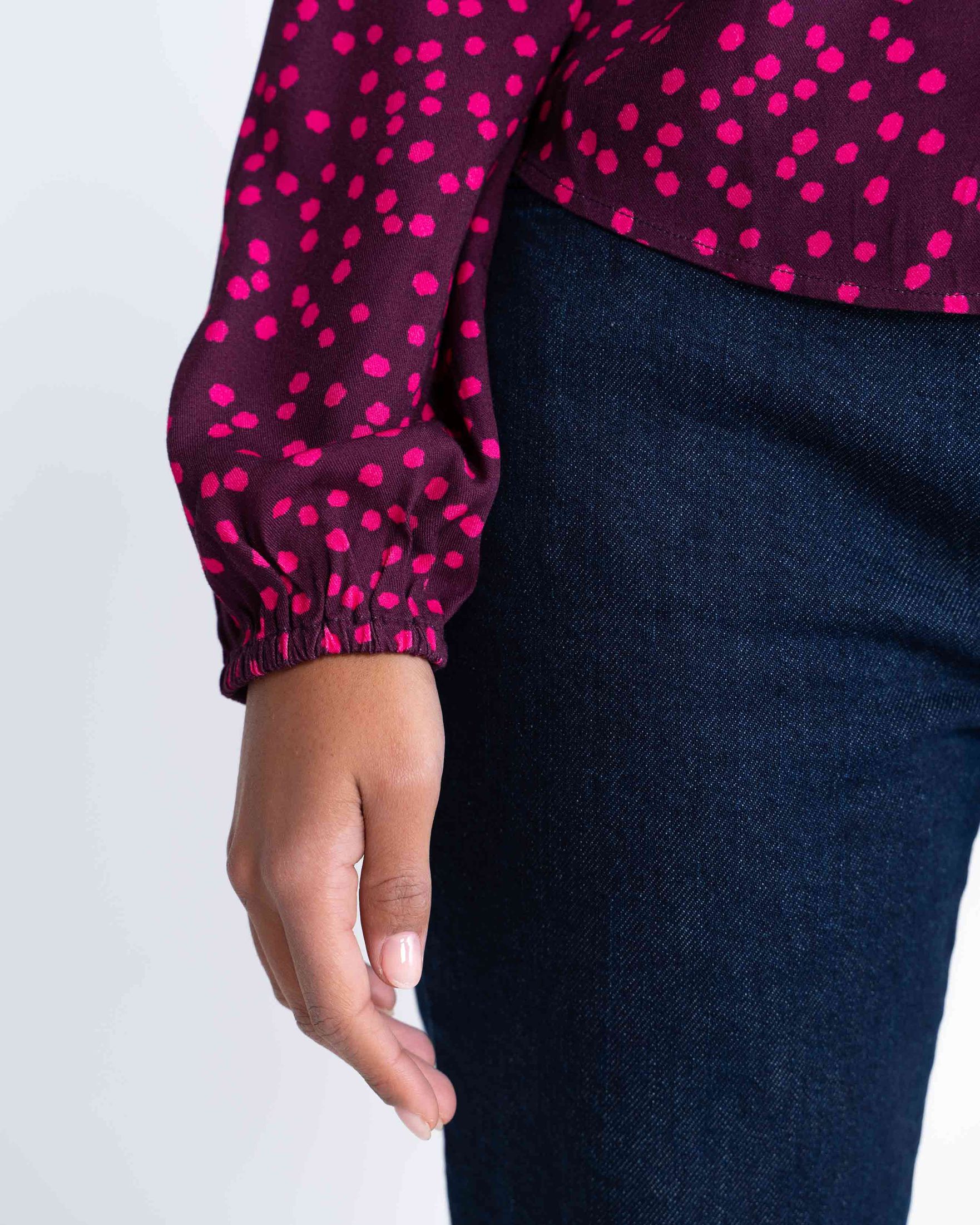 Joni_Print_Blouse_on_fig_Cassis_C.jpg