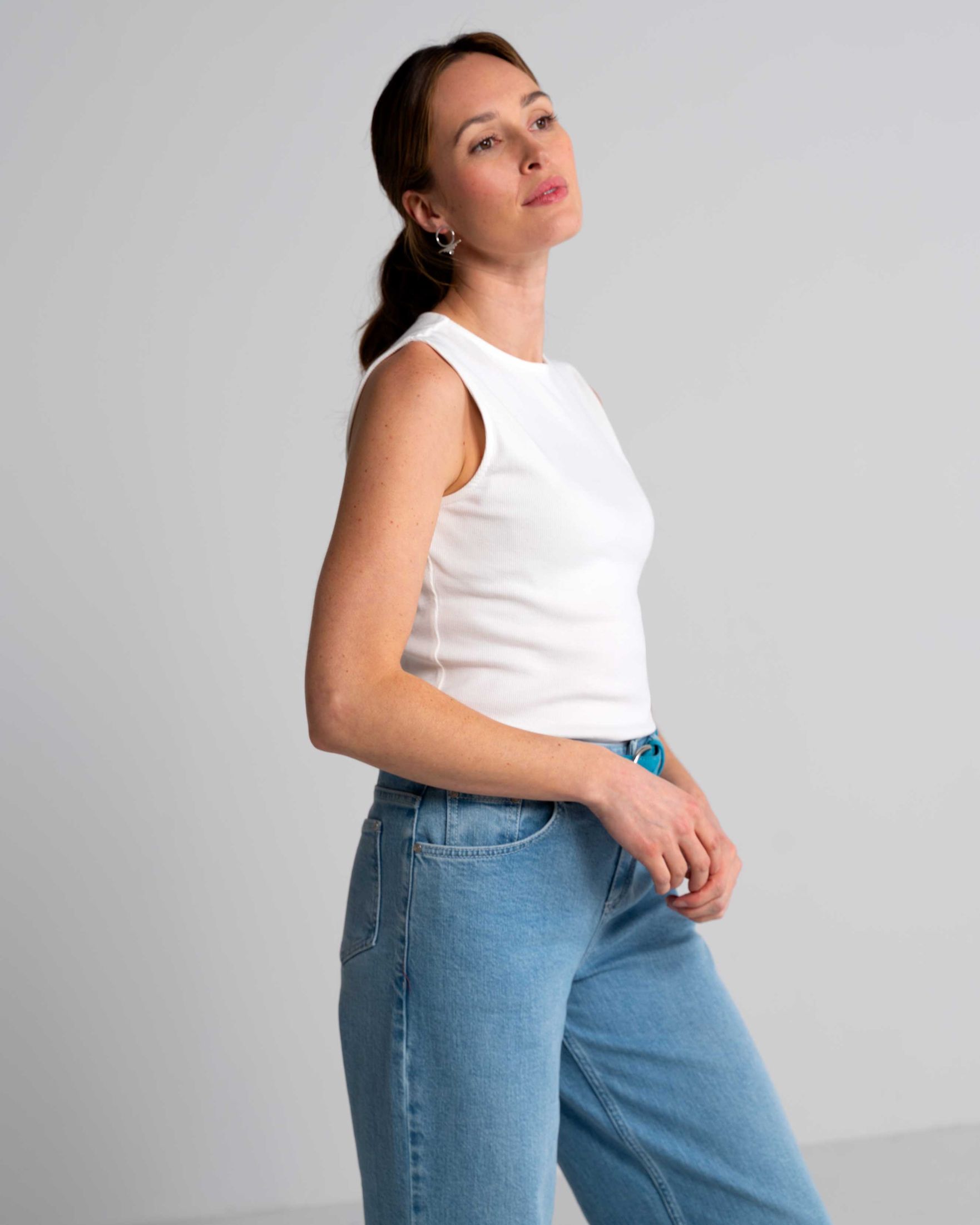 Sleeveless-Rib-Tee-on-fig-Kettlewell-soft-white-B.jpg