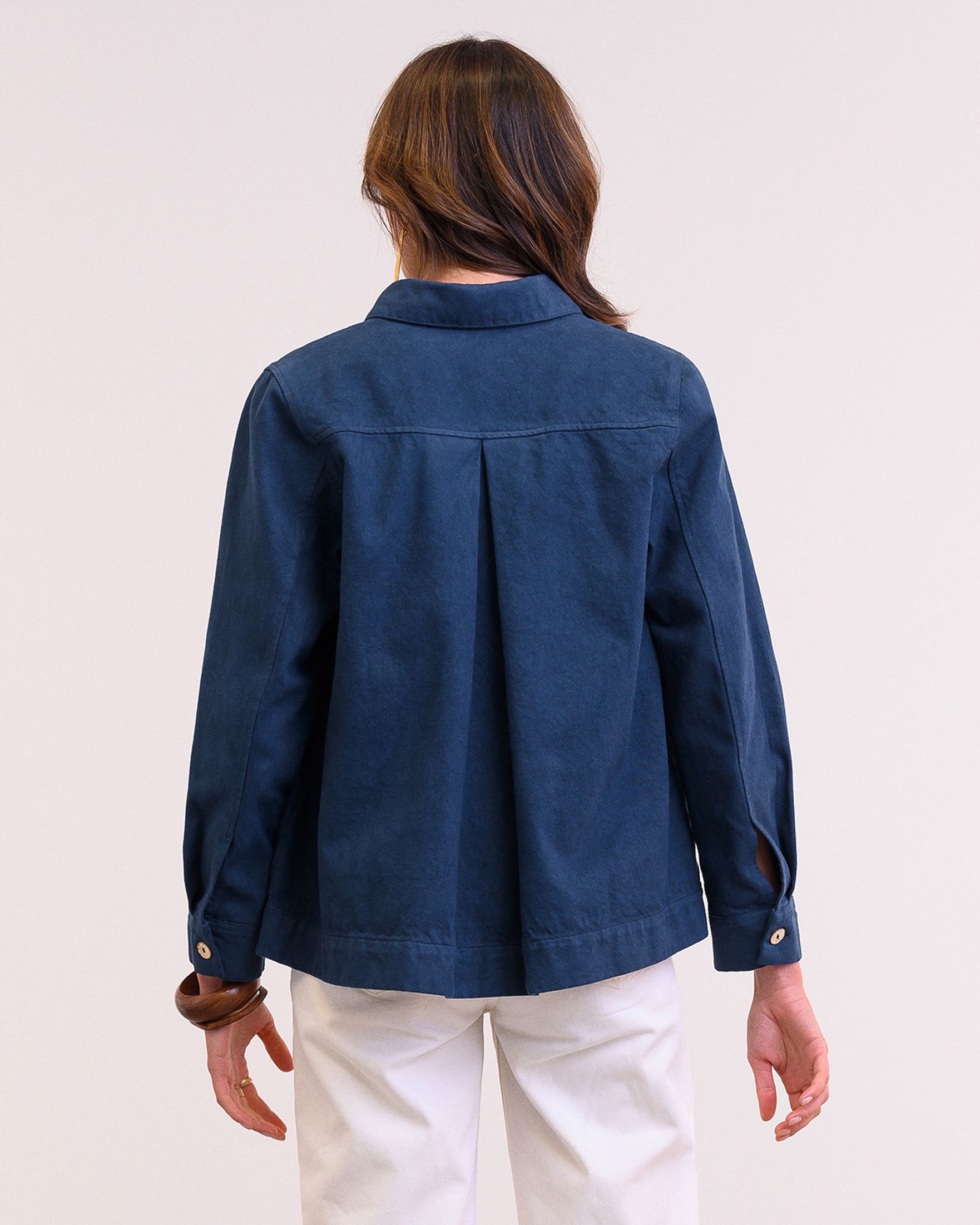 8450_cotton_twill_pleat_back_jacket_dark_navy-4-crop_B.jpg
