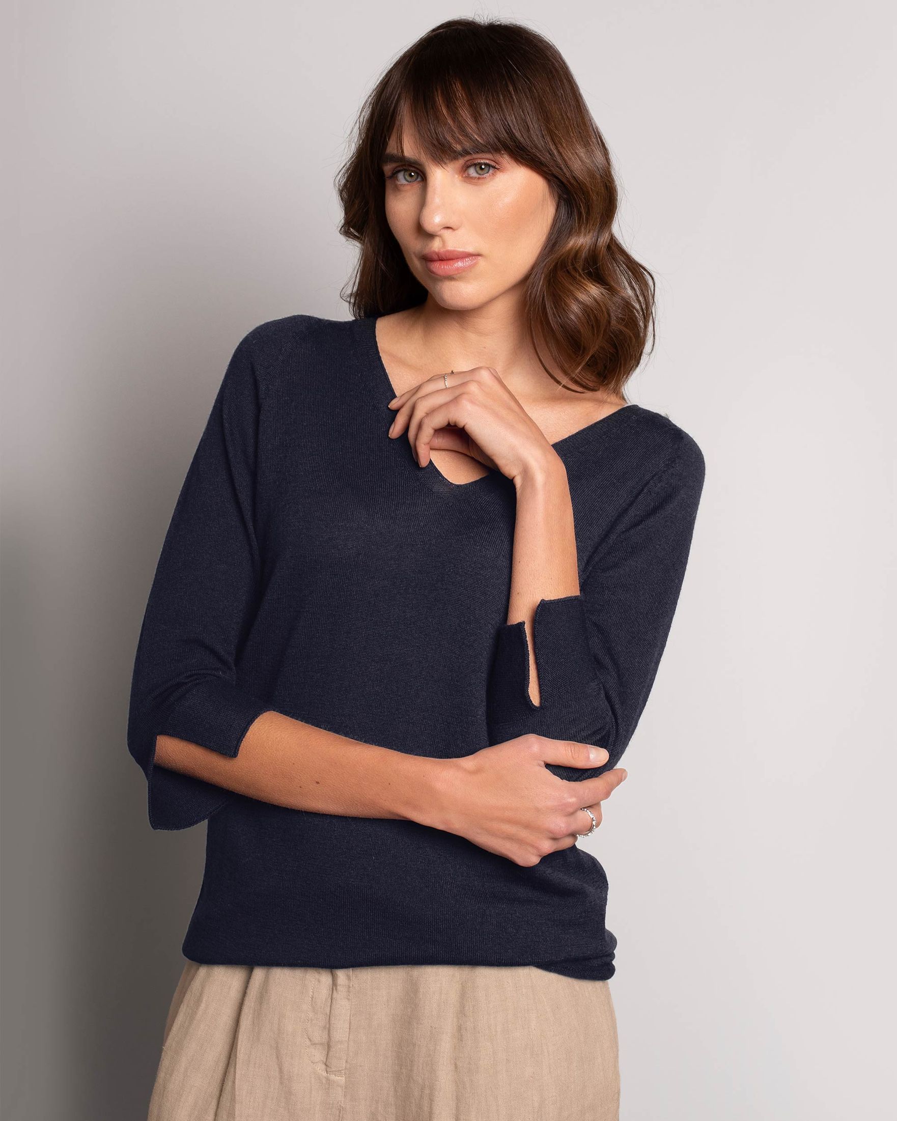 8406_Fine_Kint_Merino_V_Neck_Dark_Navy-426_B.jpg