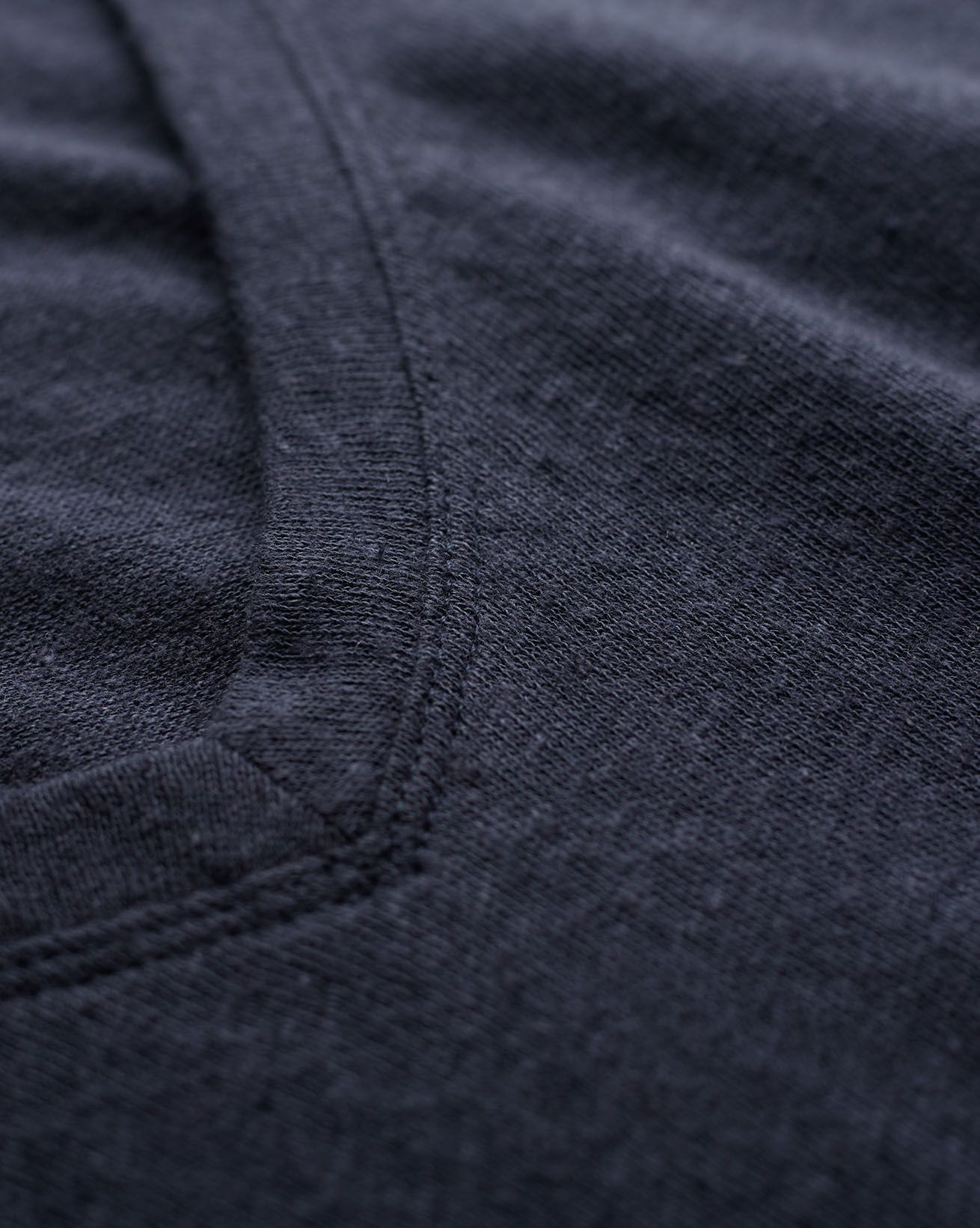 8421_Linen-Cotton-V-Neck-T-Shirt_Navy_Detail-3_AMAZON.jpg