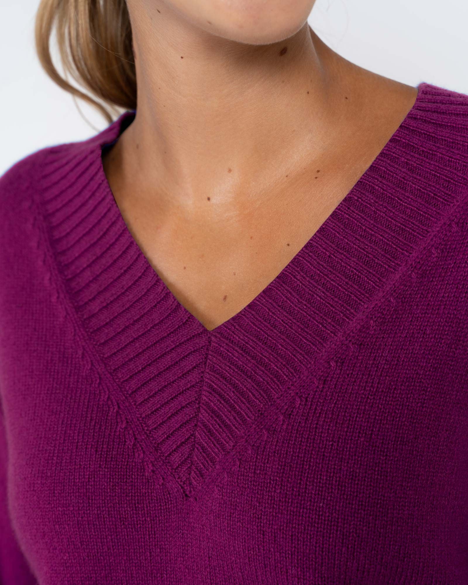 70123115DALI-Anya-V-Neck-Ecom-Detail-dahlia-kettlewell-5.jpg